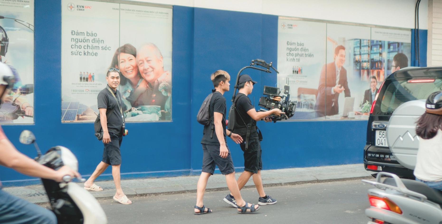 Fotografo che cattura paesaggio notturno stellato con Via Lattea